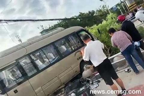 A bus crashed into students in Dongping County